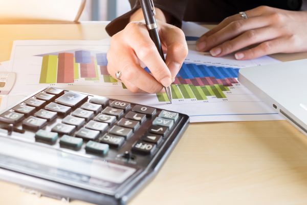Empleado con un documento de gráficas de la contabilidad